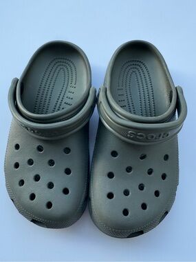 Crocs Classic Clog Dark Green Women’s 6 Men’s 4 Lightweight Comfort Shoes